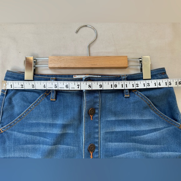 EUC Cute above-the-knee, button down denim skirt. M. - Picture 3 of 6